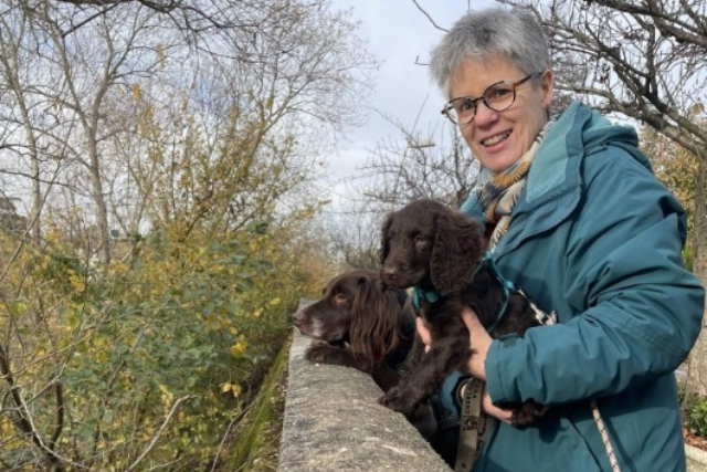 Docteure vétérinaire Catherine Malfettes-Millan avec deux chiots de couleur noir