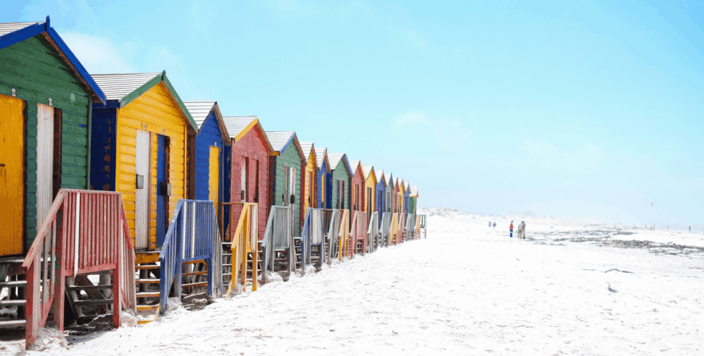 cabanons colorés sur la plage association les chiens de justice