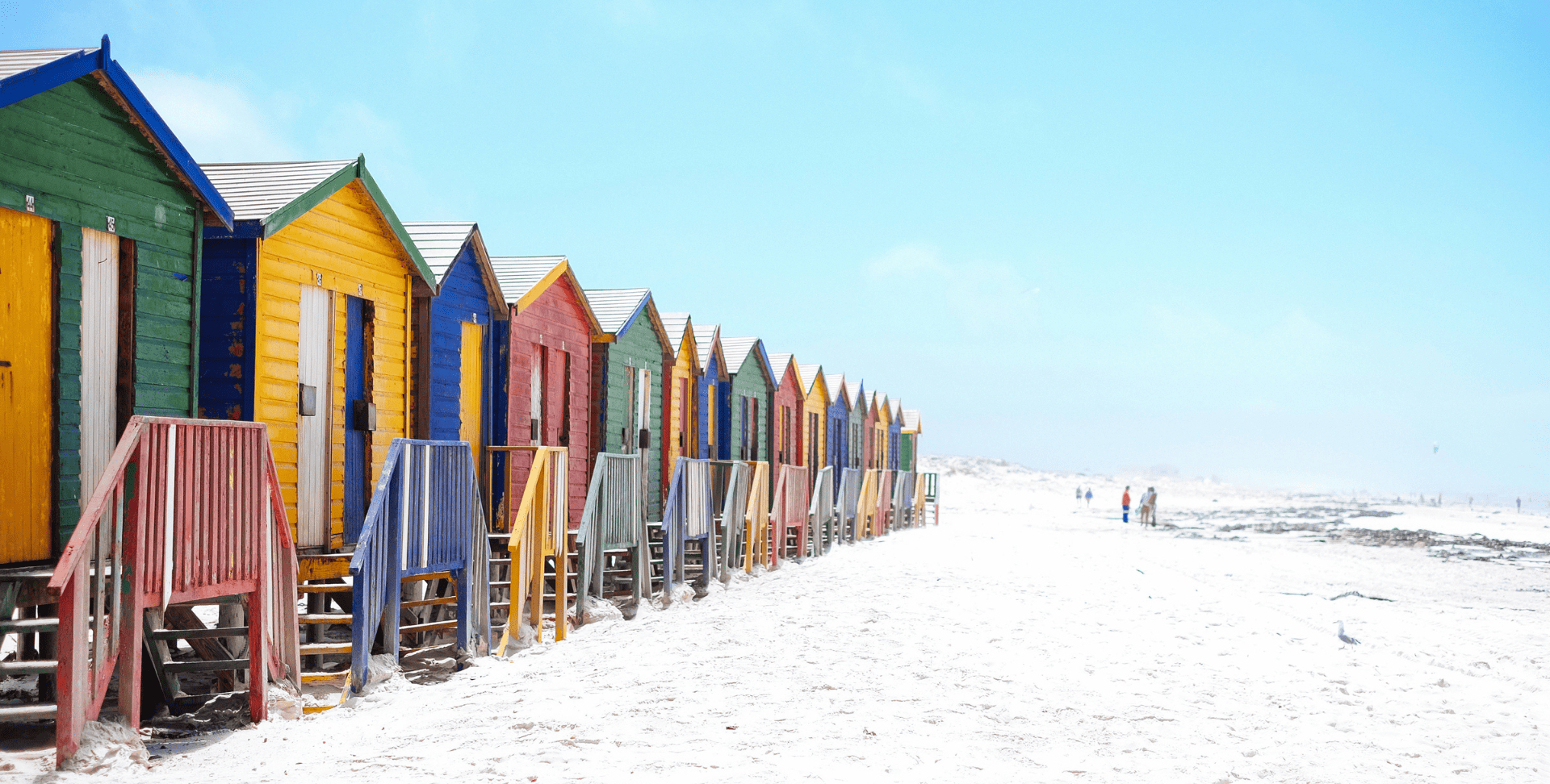 cabanons colorés sur la plage association les chiens de justice