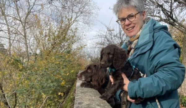 Docteure vétérinaire Catherine Malfettes-Millan avec deux chiots de couleur noir